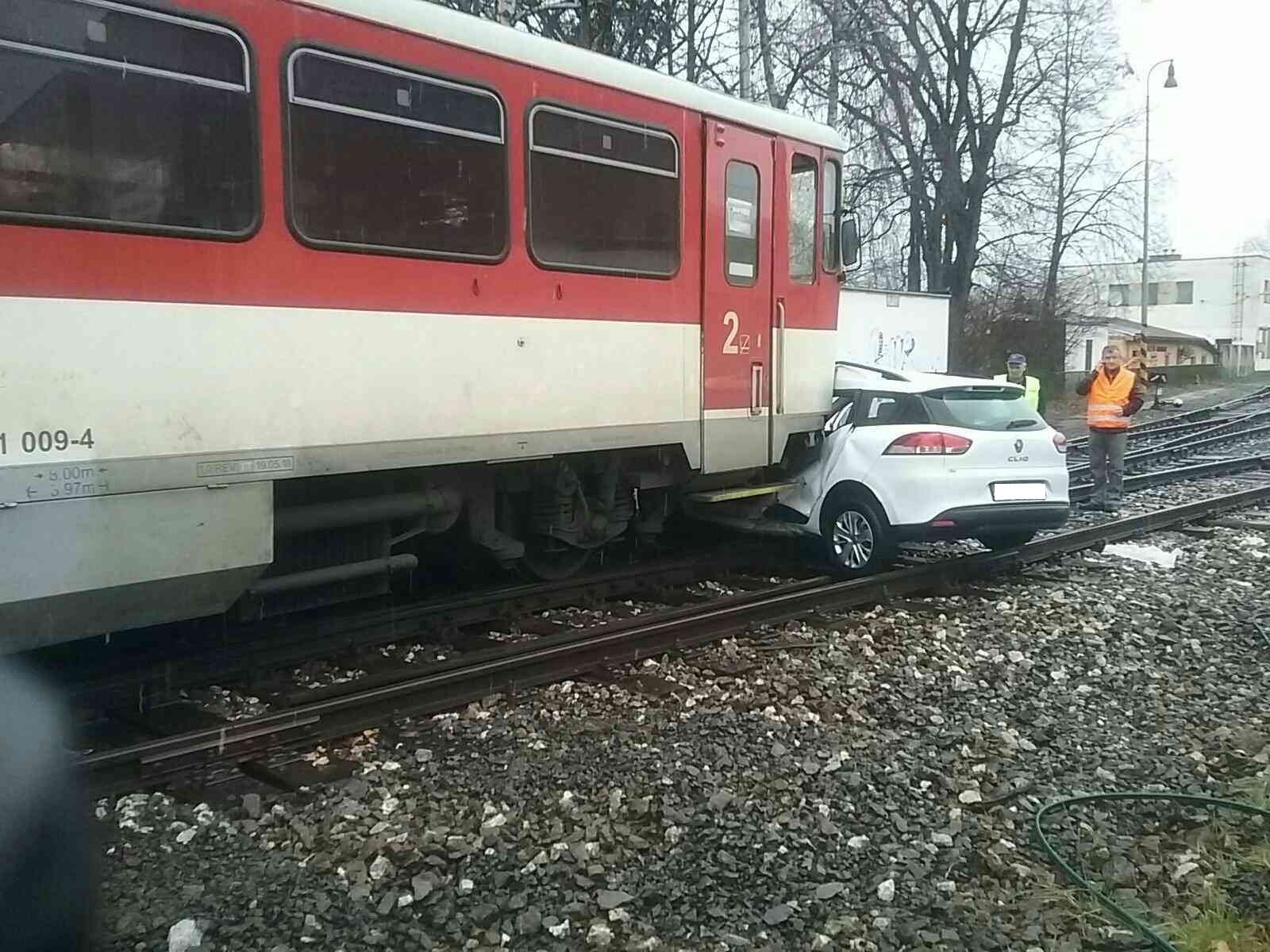01 - Dopravná nehoda vlaku a osobného automobilu v Dolnom Kubíne